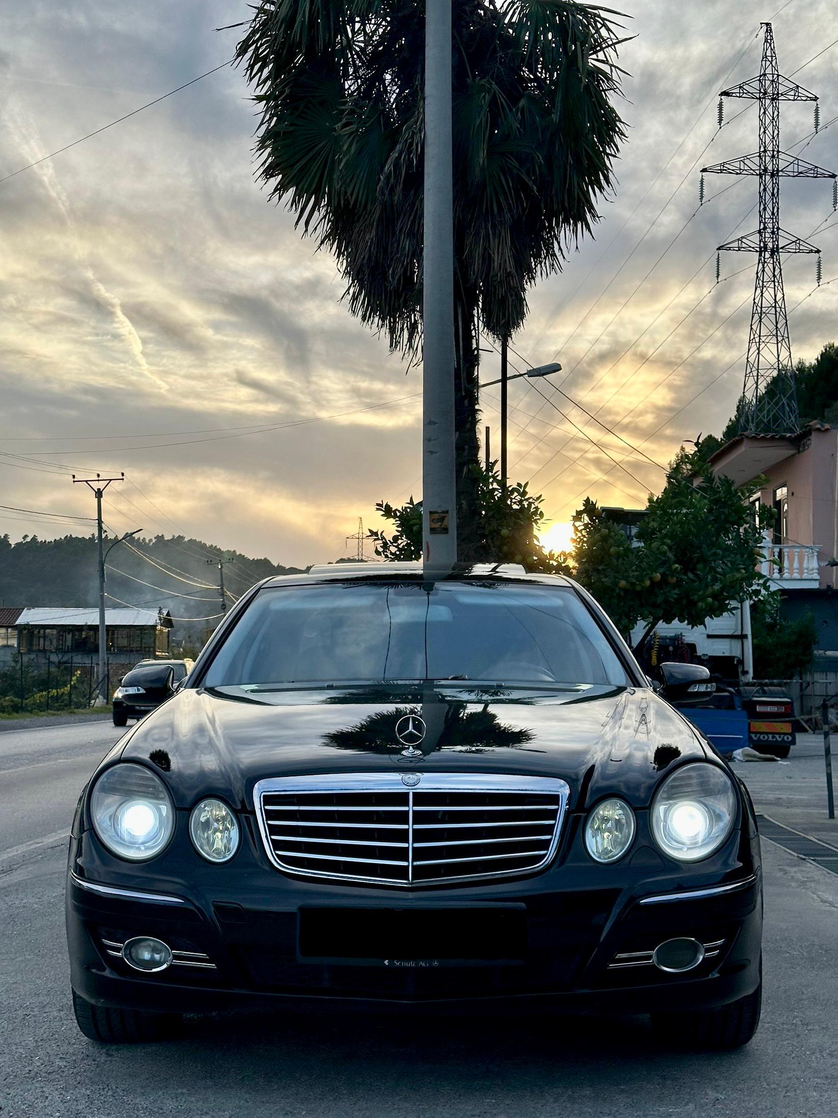 Mercedes E-Class i bardhë, pamje ballore