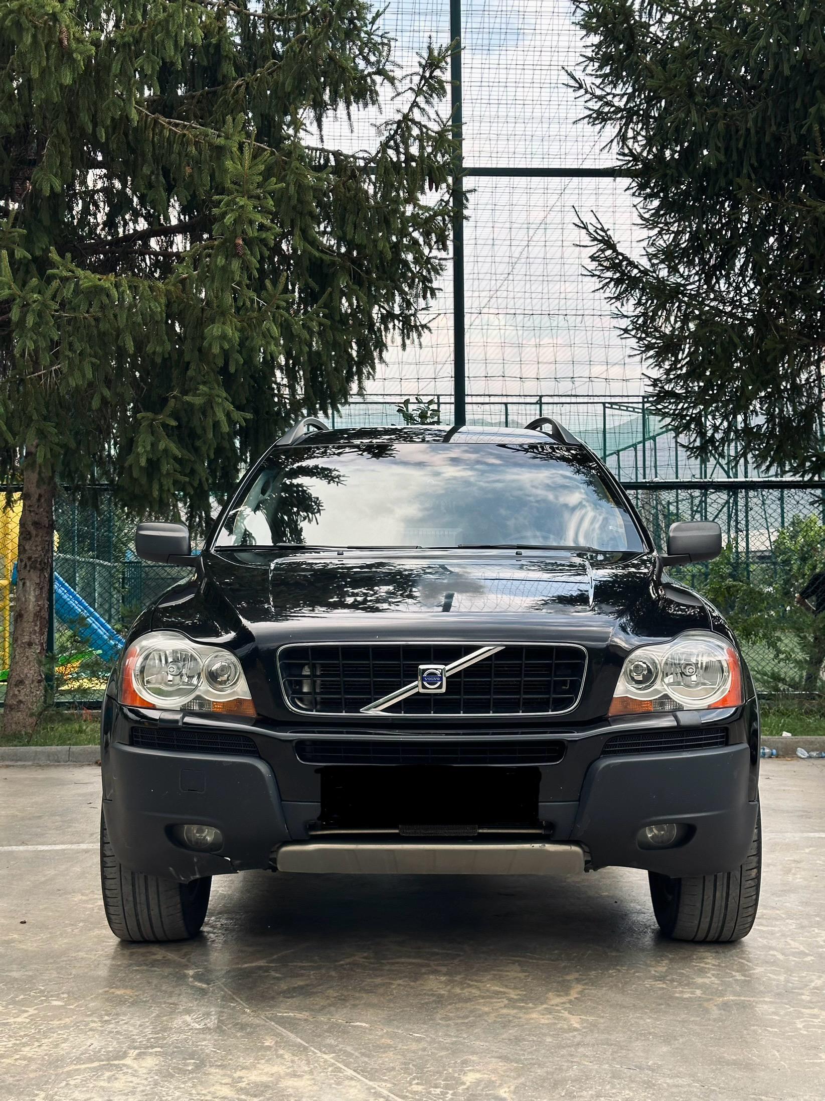 Volvo XC90 gri, pamje treçerekëshe